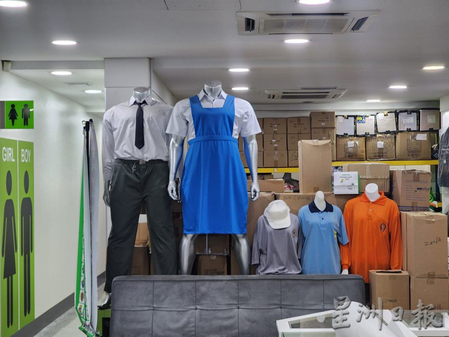 (古城封面主文)教育部新指南、黑鞋等因素,新学年学生用品店不如往年热