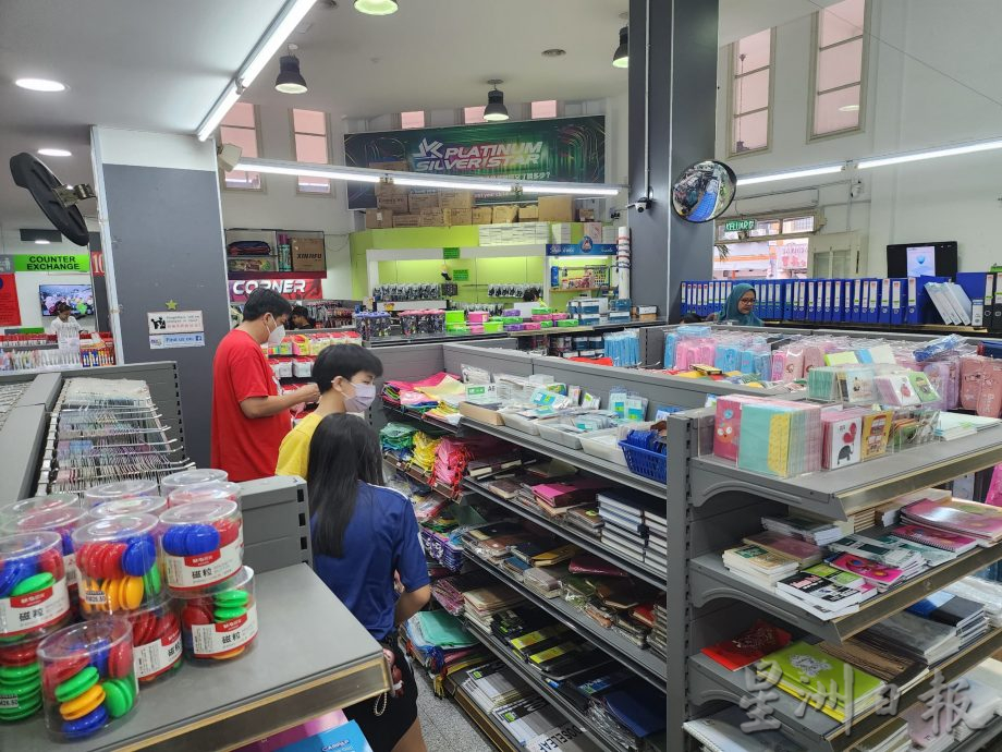 (古城封面主文)教育部新指南、黑鞋等因素,新学年学生用品店不如往年热