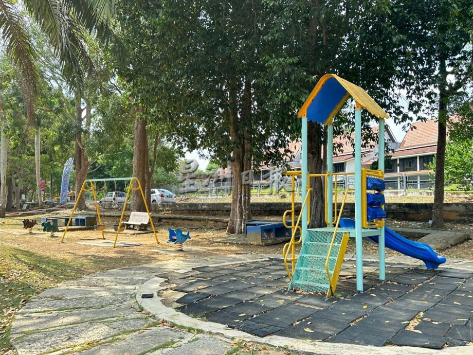 （古城封面主文）爱极乐湖水减少 地面龟裂引热议