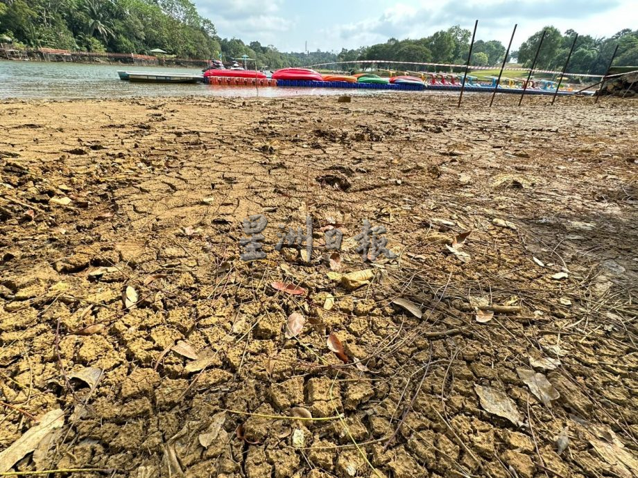 (古城封面主文)爱极乐湖水减少 地面龟裂引热议