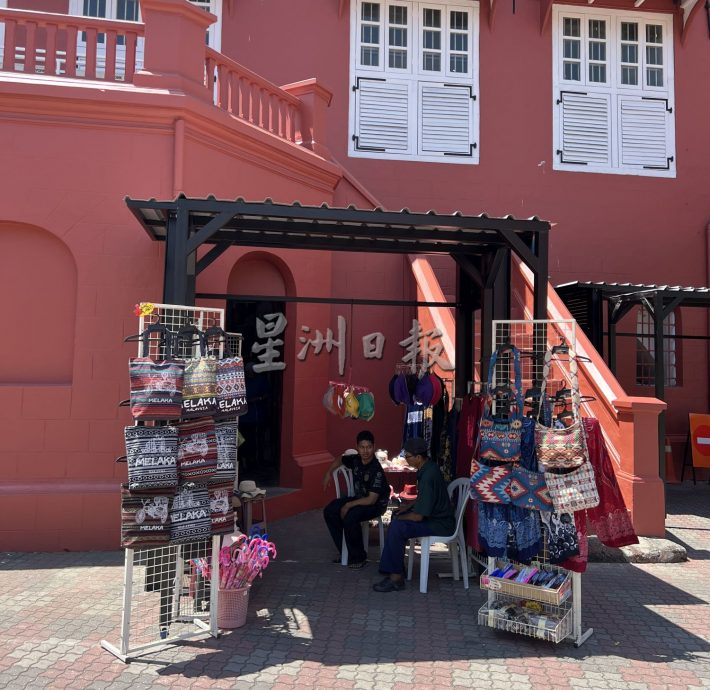 (古城封面主文)红屋小贩黑亭引热议·市议员:提升外观及统一