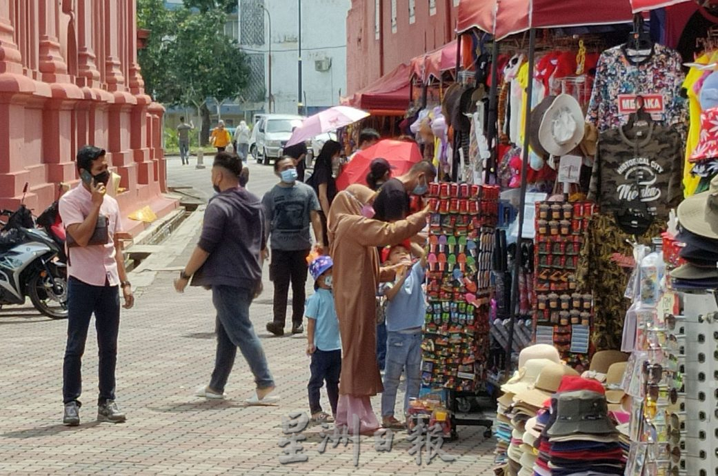 (古城封面主文)红屋小贩黑亭引热议·市议员:提升外观及统一