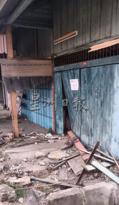 (古城版)车辆夜撞店屋