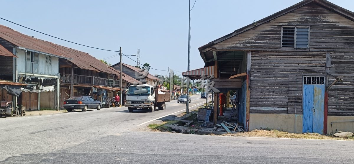 (古城版)车辆夜撞店屋