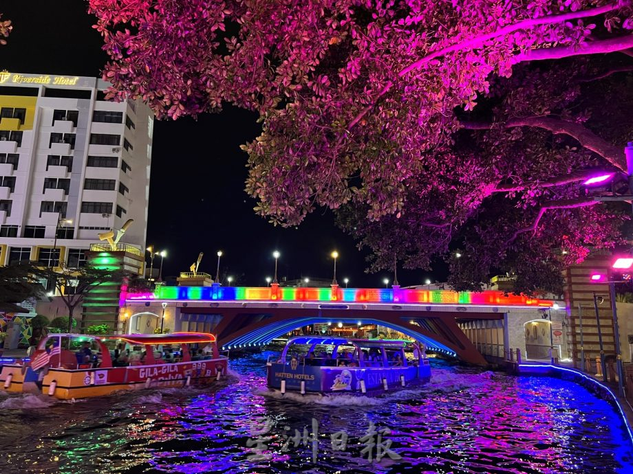 （古城第二版主文）《用眼睛去旅游》：古城河畔的七彩霓虹夜