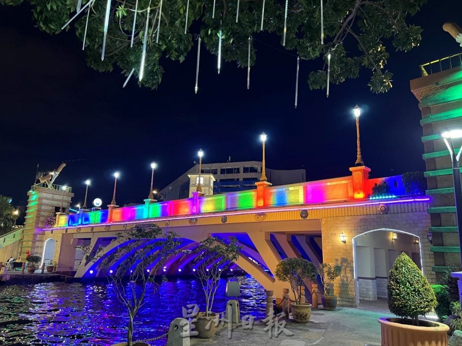 （古城第二版主文）《用眼睛去旅游》：古城河畔的七彩霓虹夜