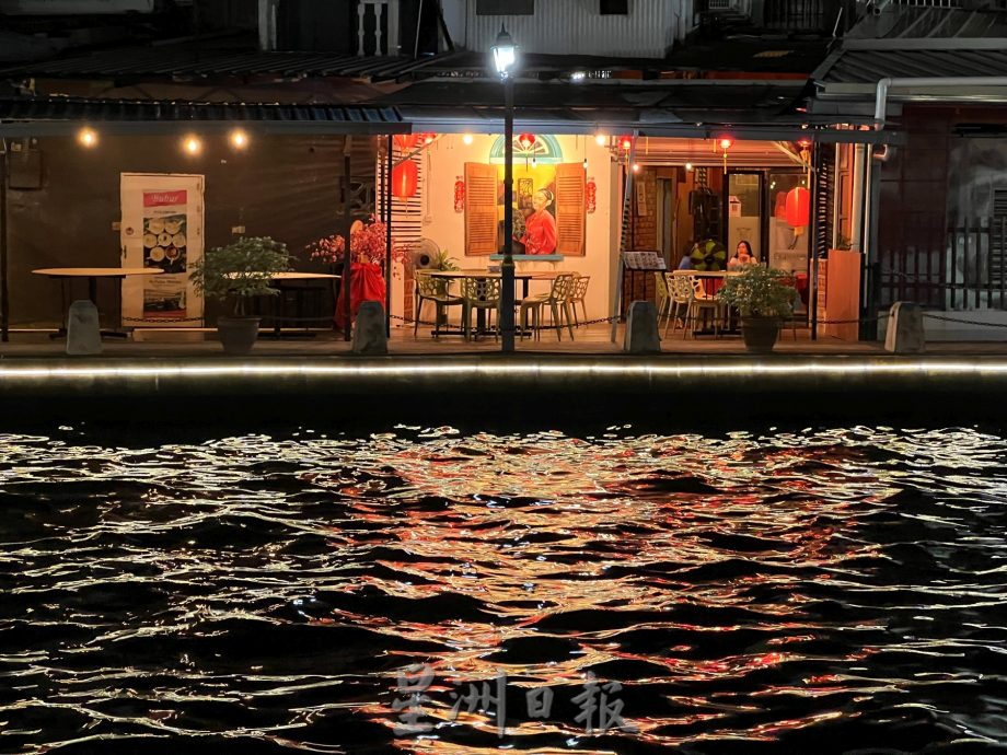 （古城第二版主文）《用眼睛去旅游》：古城河畔的七彩霓虹夜