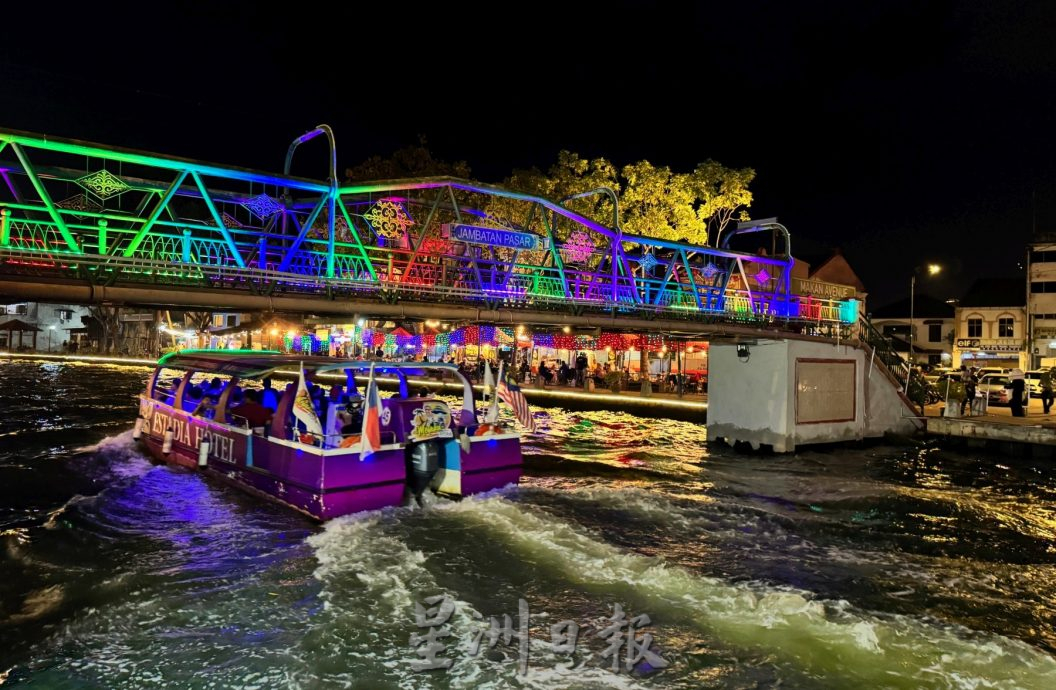 （古城第二版主文）《用眼睛去旅游》：古城河畔的七彩霓虹夜