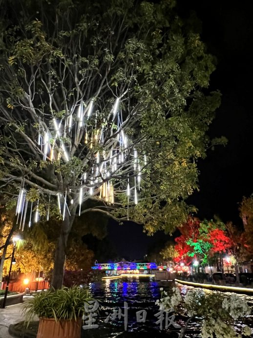 （古城第二版主文）《用眼睛去旅游》：古城河畔的七彩霓虹夜