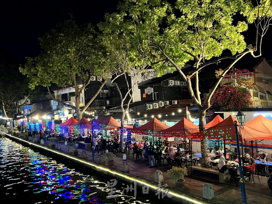 （古城第二版主文）《用眼睛去旅游》：古城河畔的七彩霓虹夜