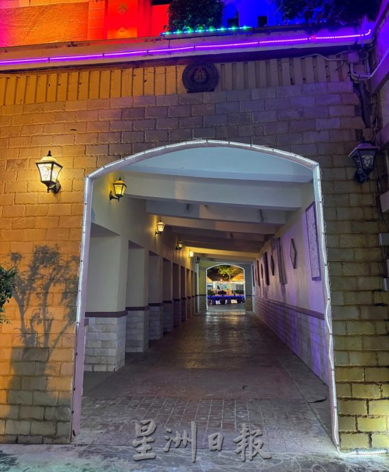 （古城第二版主文）《用眼睛去旅游》：古城河畔的七彩霓虹夜