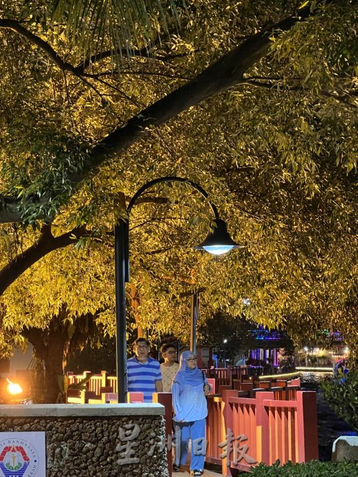 （古城第二版主文）《用眼睛去旅游》：古城河畔的七彩霓虹夜