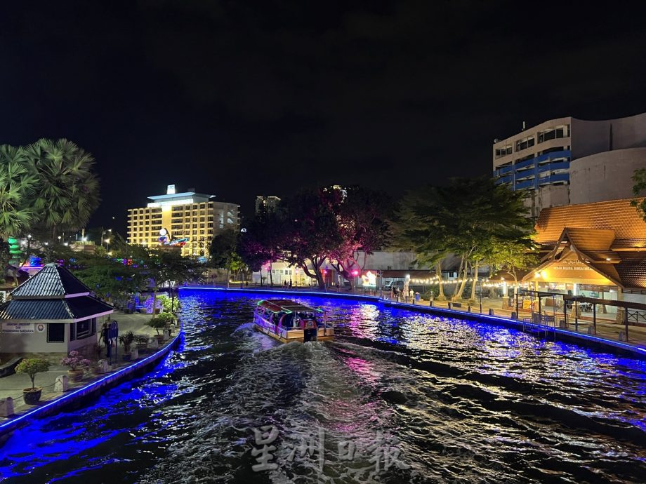 （古城第二版主文）《用眼睛去旅游》：古城河畔的七彩霓虹夜