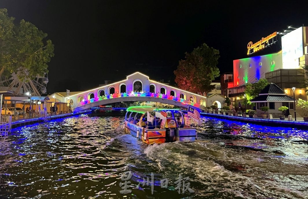 （古城第二版主文）《用眼睛去旅游》：古城河畔的七彩霓虹夜