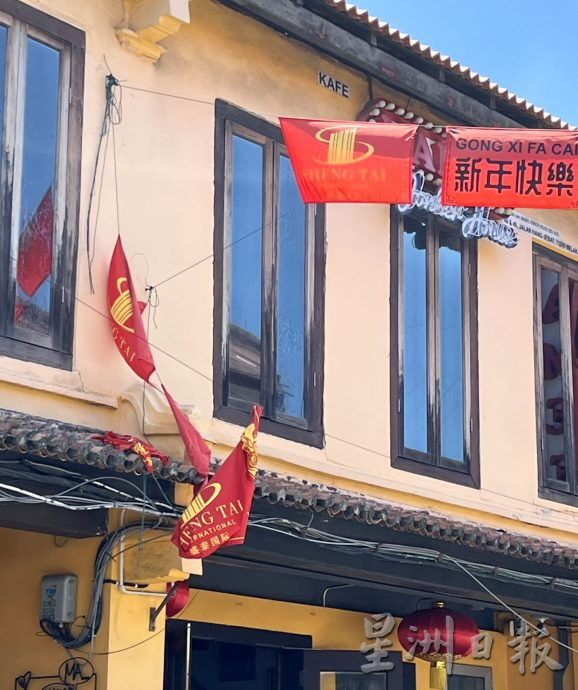 （古城第二版主文）市民吁老街红绫尽快拆，工委会2小时全取下