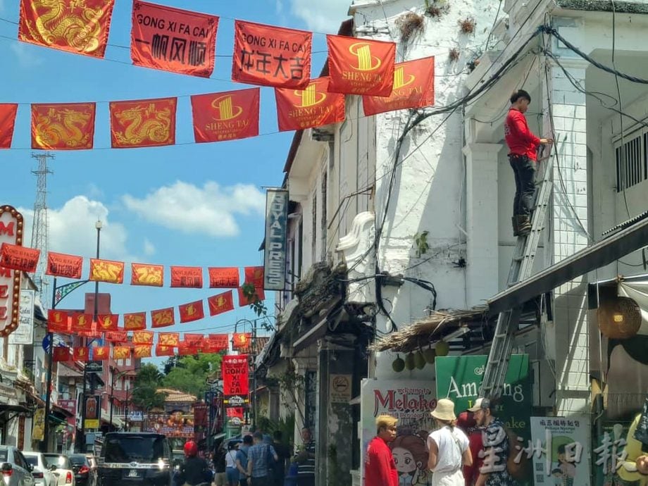 （古城第二版主文）市民吁老街红绫尽快拆，工委会2小时全取下