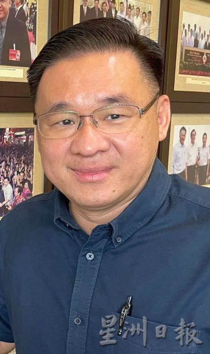 （古城第二版主文）市民吁老街红绫尽快拆，工委会2小时全取下