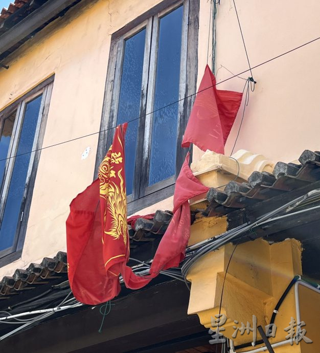 （古城第二版主文）市民吁老街红绫尽快拆，工委会2小时全取下