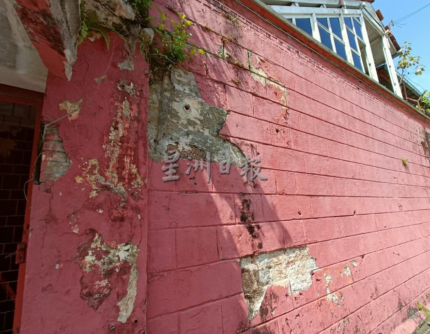 （古城第二版主文）旧法庭废墟恶化·洋灰门檐就快掉了