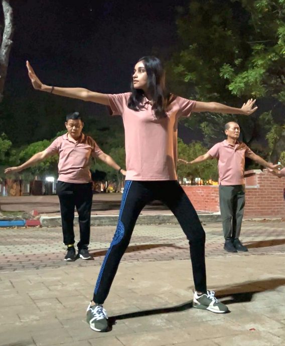 （古城第二版主文）肯亚美姐来甲习气功 功架范儿十足