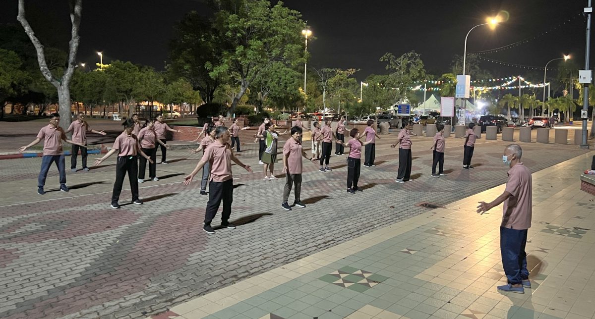 （古城第二版主文）肯亚美姐来甲习气功 功架范儿十足