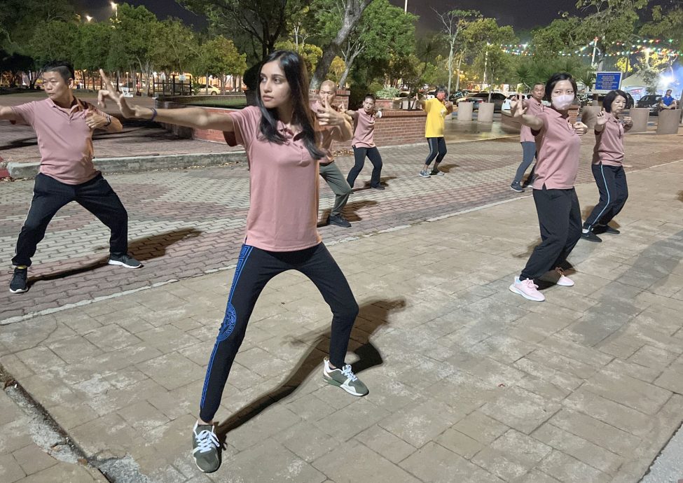 （古城第二版主文）肯亚美姐来甲习气功 功架范儿十足