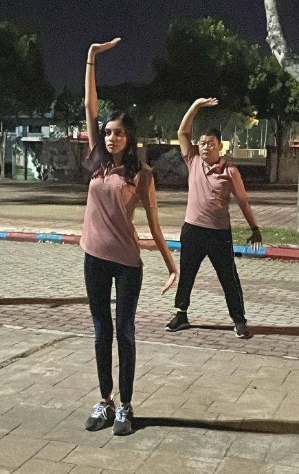 （古城第二版主文）肯亚美姐来甲习气功 功架范儿十足