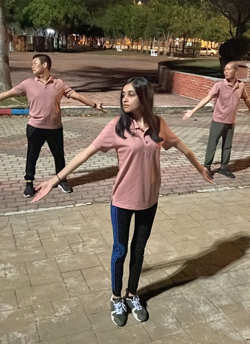 （古城第二版主文）肯亚美姐来甲习气功 功架范儿十足