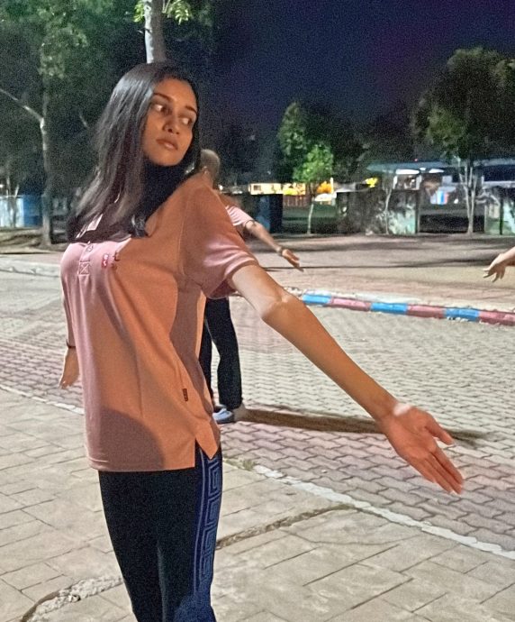 （古城第二版主文）肯亚美姐来甲习气功 功架范儿十足