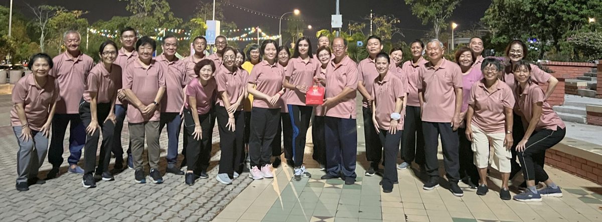 （古城第二版主文）肯亚美姐来甲习气功 功架范儿十足