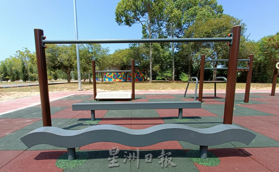 （古城第二版主文）记得带父母去运动·市政厅公园设乐龄运动器材