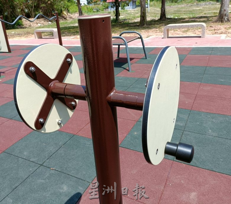（古城第二版主文）记得带父母去运动·市政厅公园设乐龄运动器材