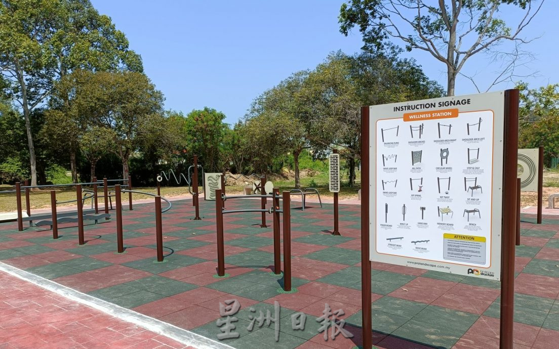 (古城第二版主文)记得带父母去运动·市政厅公园设乐龄运动器材
