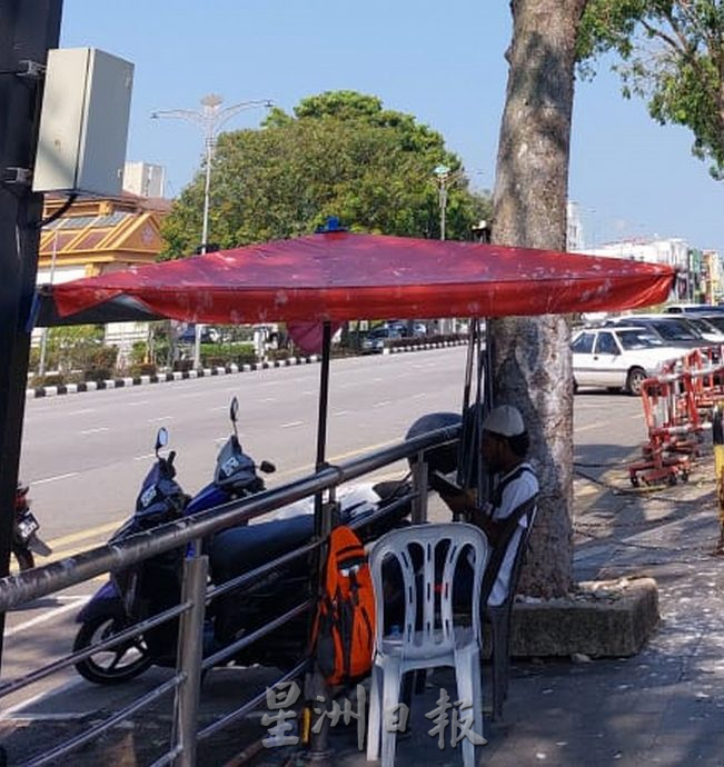 (古城第五版主文)满满的鸟粪落在英雄广场路边停车格及走廊