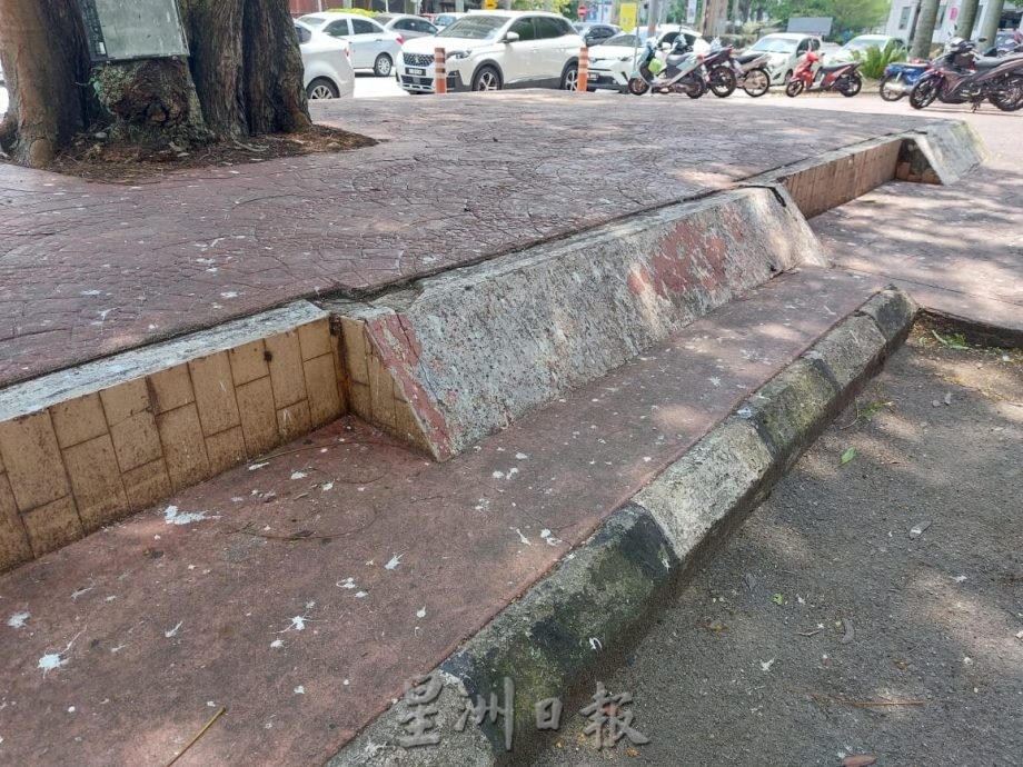 (古城第五版主文)满满的鸟粪落在英雄广场路边停车格及走廊