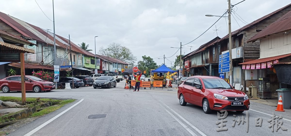 （古城第六版主文）封锁进出新邦木阁小镇的主干道路  交通不便