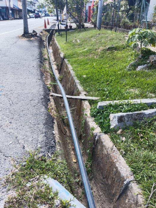 (大北马)㐷莫新村居民自行发动筹款到山上拉水管取山水使用