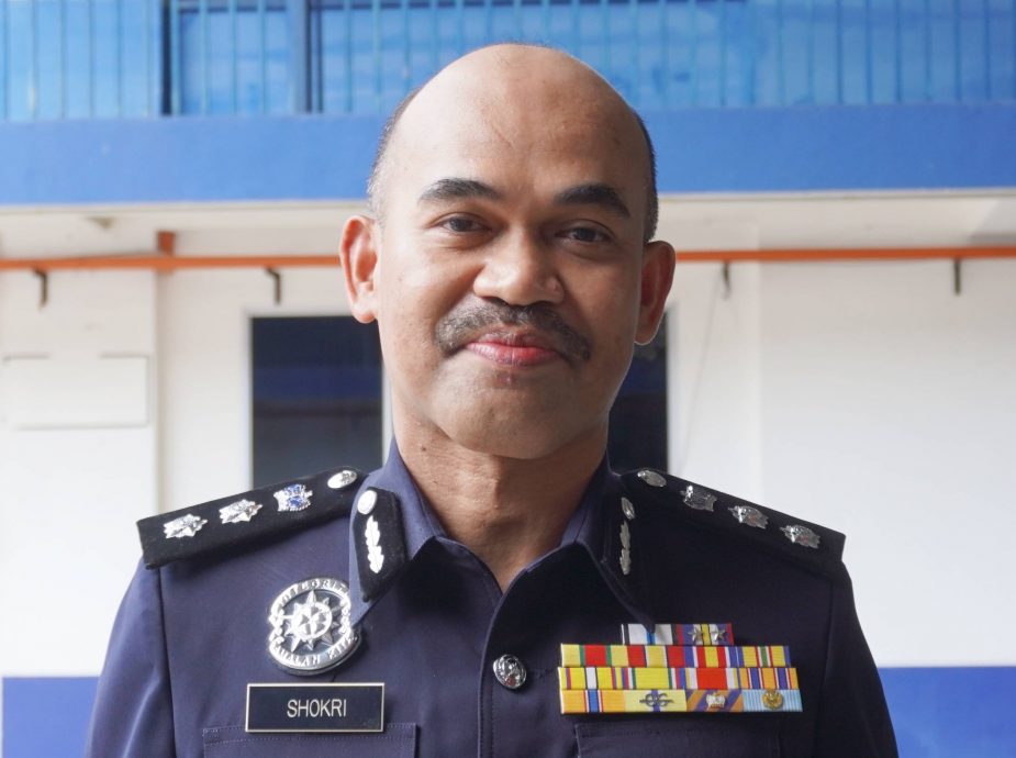 （大北马）人贩子避检倒车撞警察复弃车，车内12偷渡客落网，5天后警民宅捕人贩子