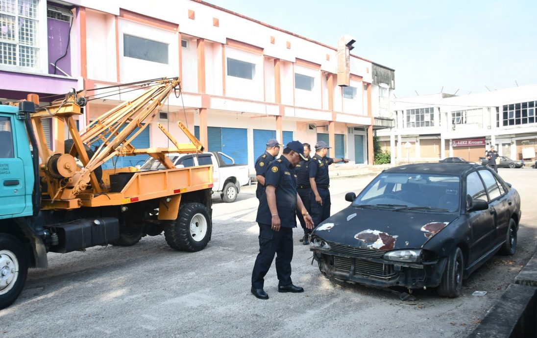 (大北马)居林市议会拖走5废置轿车