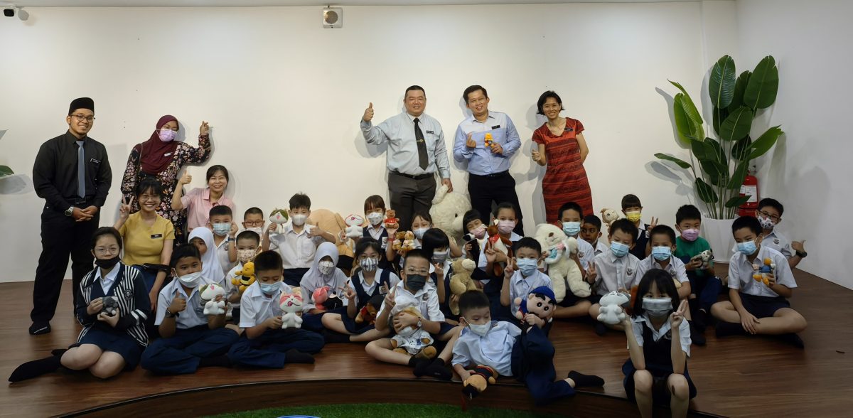 (大北马)开学首日:培智校长教新生用伞,打好防暑第一仗!