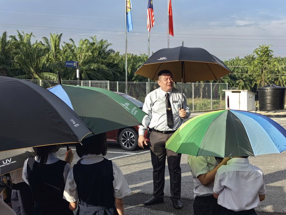 (大北马)开学首日:培智校长教新生用伞,打好防暑第一仗!
