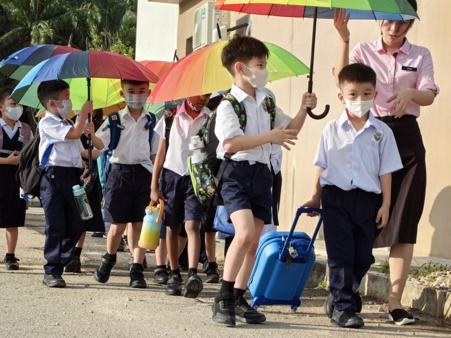 (大北马)开学首日:培智校长教新生用伞,打好防暑第一仗!