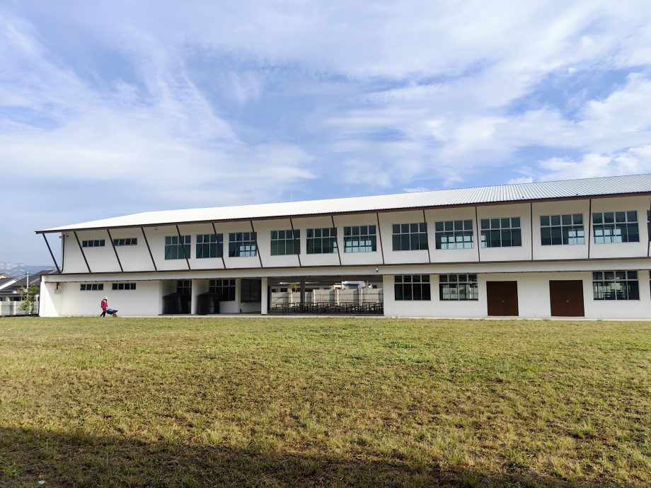 (大北马)开学首日:培智校长教新生用伞,打好防暑第一仗!