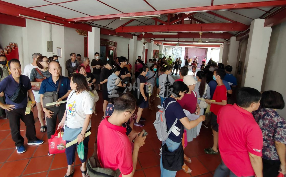 (大北马)惊蛰日打小人 观音亭人潮排到庙外