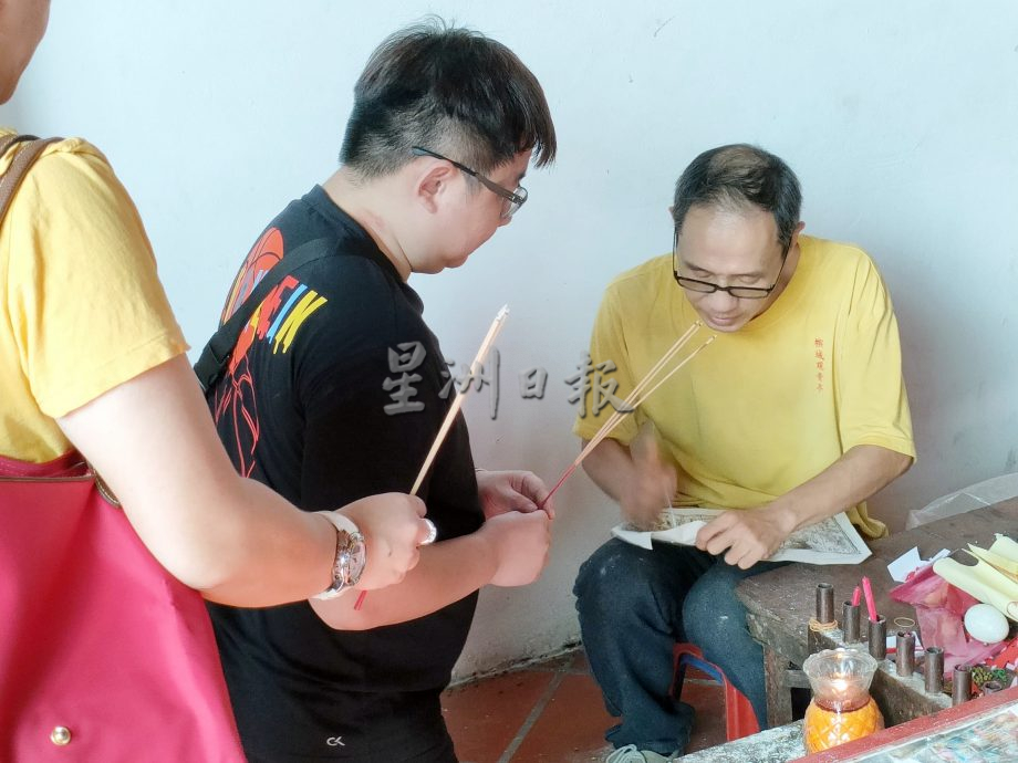 (大北马)惊蛰日打小人 观音亭人潮排到庙外