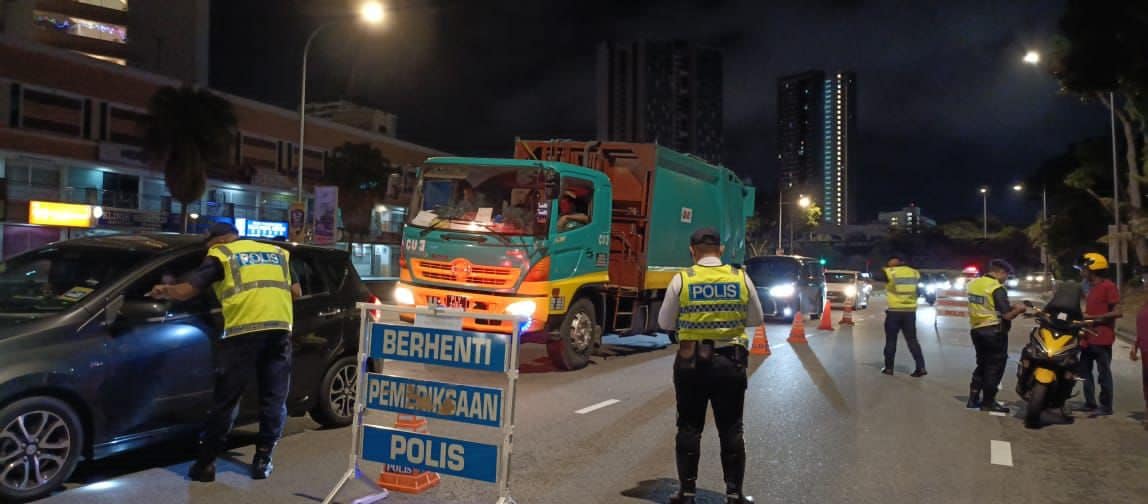 （大北马）槟警周末二晚设路障取缔，开51交通罚单予违例者