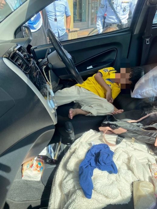 (大北马)玻交警一连两天2桩助人好事,前天护送晕倒女生就诊,昨天发现男孩独留上锁车撬门救人