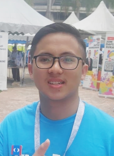 (大北马)玻王储肖像被人泼红漆,警接投报彻查