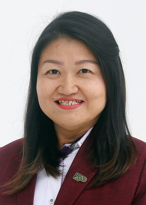 (大北马)老翁抱女童小贩中心行乞,被拍照上网引起热议