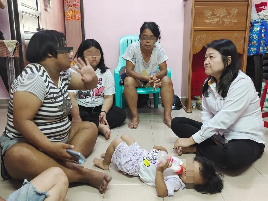 (大北马)被老父亲抱到小贩中心行乞,林秀琴:女童暂住外婆家